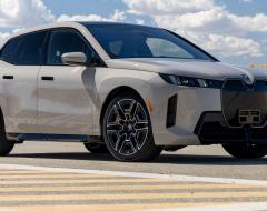 BMW iX xDrive45 2025 — оновлений електричний кросовер: характеристики, запас ходу та комфорт