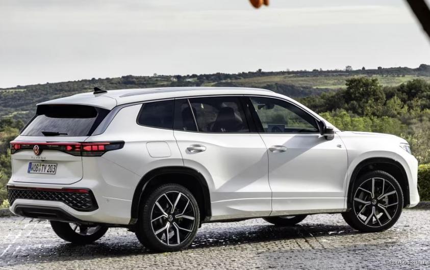 Volkswagen Tayron вид збоку