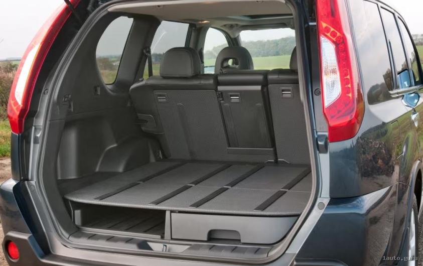 Просторий багажник Nissan X-Trail T31