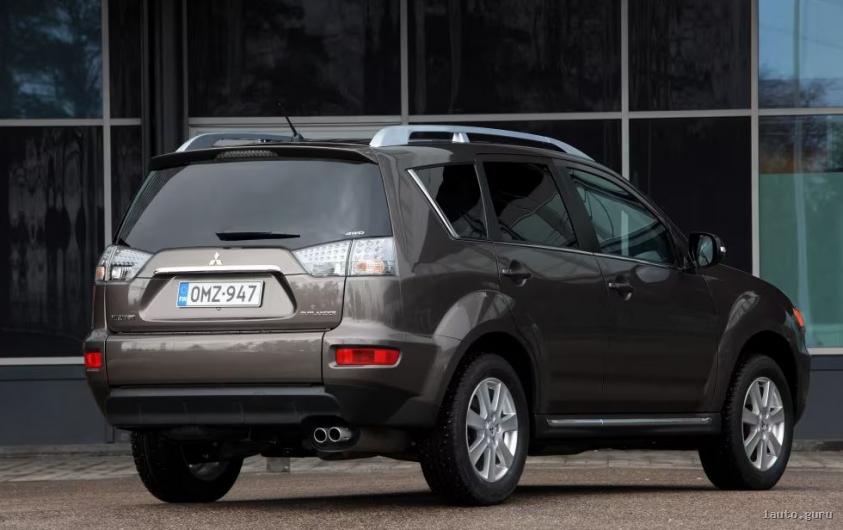 Салон і багажник Mitsubishi Outlander XL II