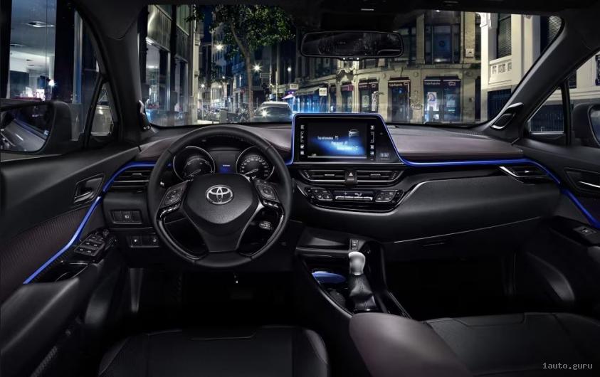 Toyota C-HR салон, матеріали та мультимедіа першого покоління