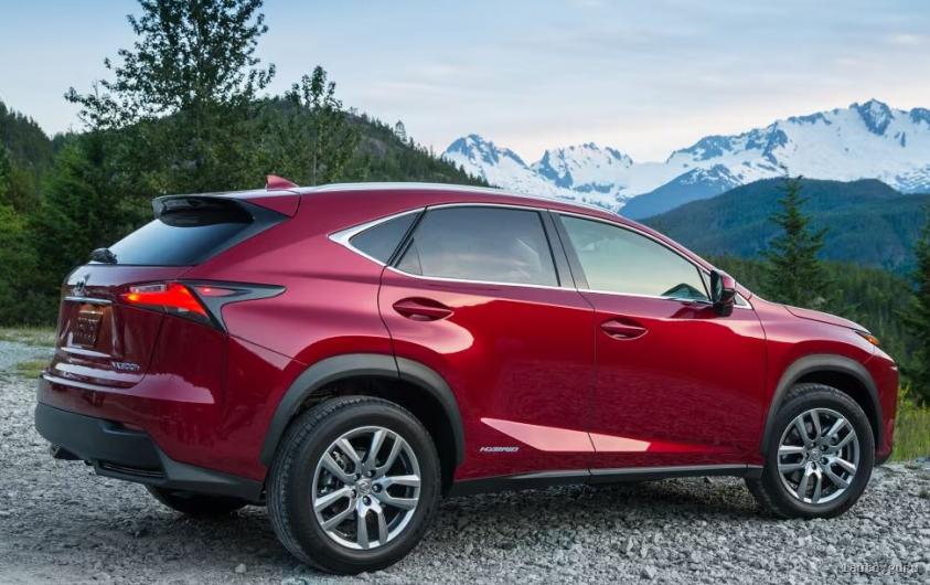 Lexus NX Hybrid вид збоку та підвіска