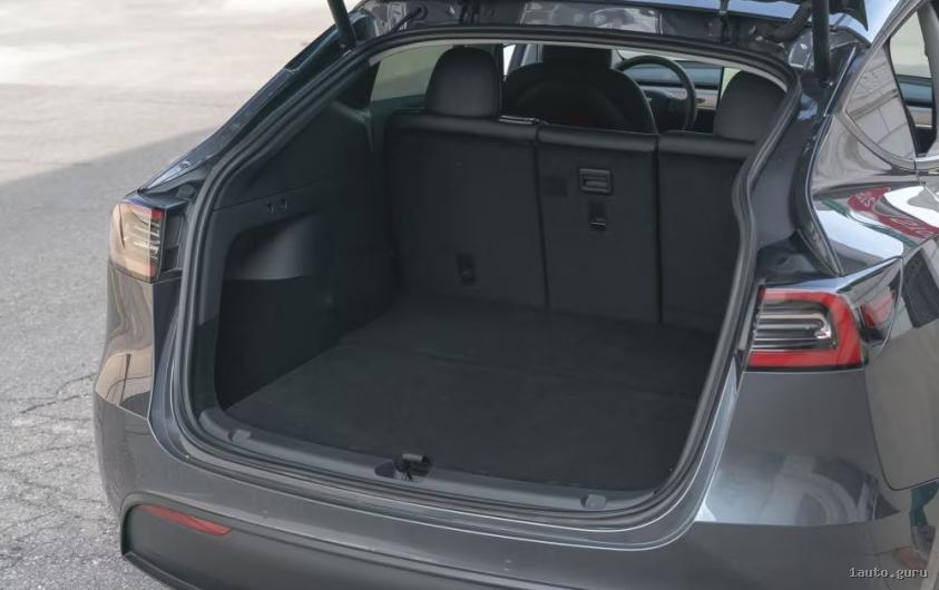 Просторий багажник  Tesla Model Y