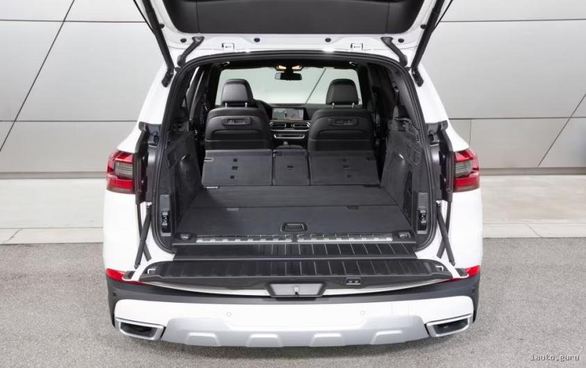 Відкритий багажник BMW X5 xDrive45e з піднятими спинками задніх сидінь
