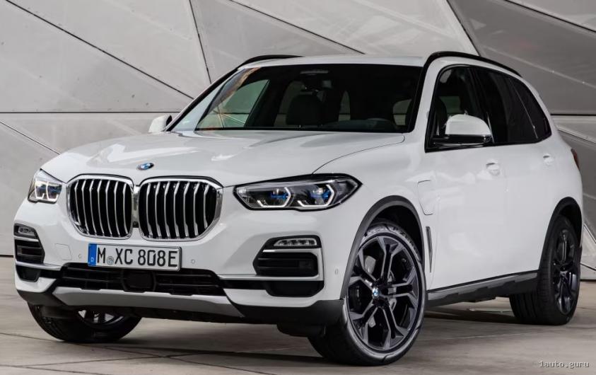 BMW X5 G05 xDrive45e збоку із зарядним люком на передньому крилі