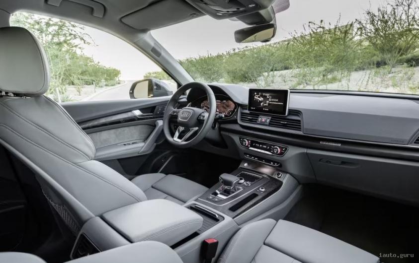 Інтер’єр Audi Q5 FY з панеллю приладів і селектором S tronic