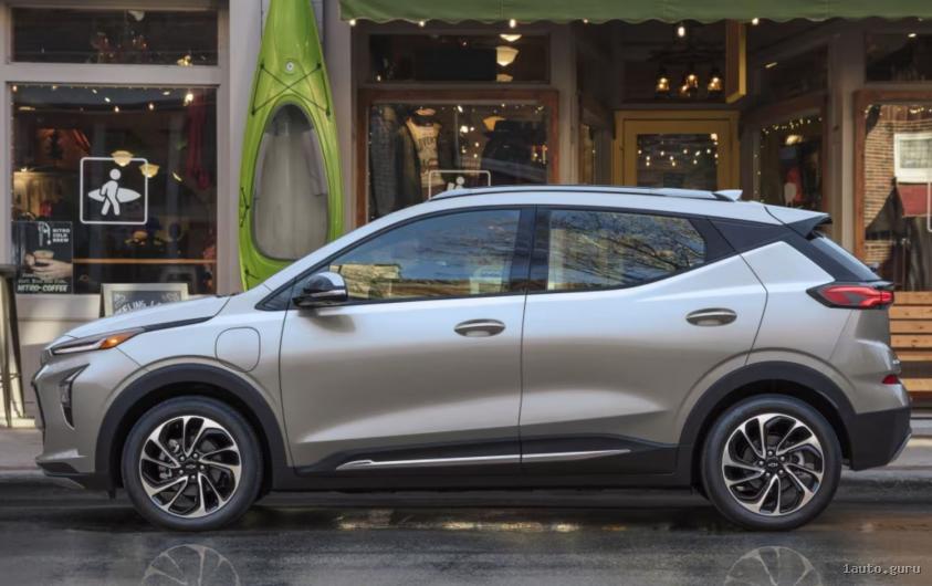 Chevrolet Bolt EUV збоку для оцінки довшого кузова та другого ряду