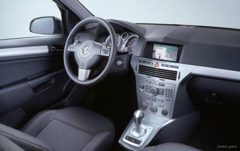 Інтер'єр п’ятидверного Opel Astra H 2004-2010