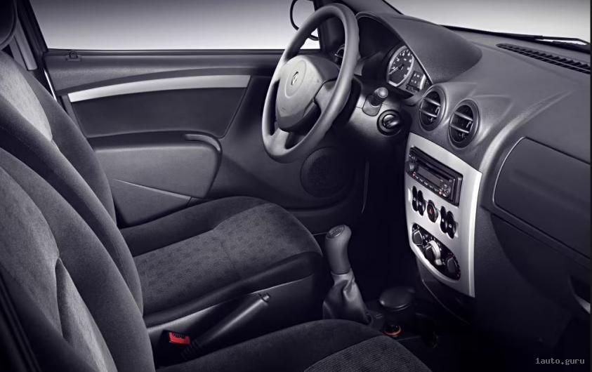 Інтер’єр Dacia Logan I з окремими регуляторами опалення та штатною центральною консоллю