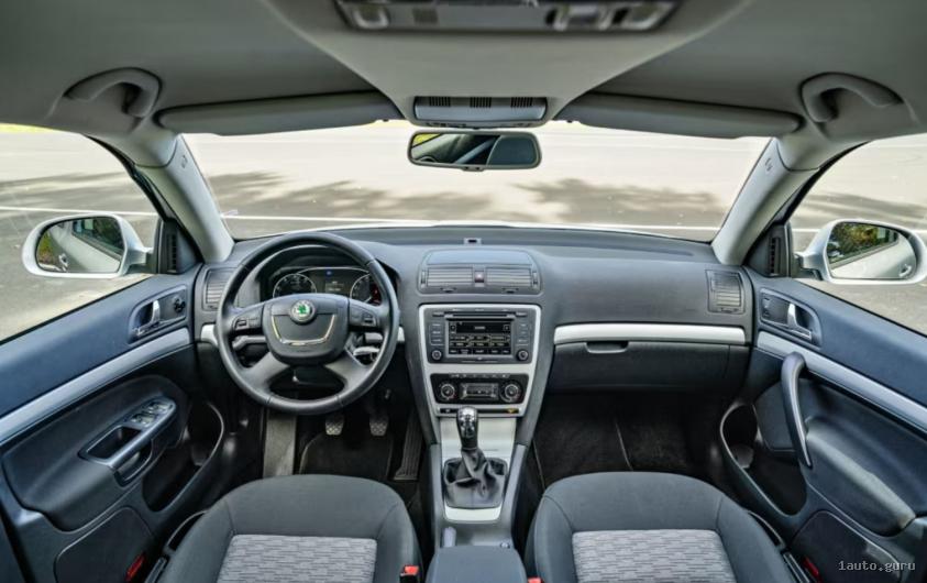 Інтер’єр Skoda Octavia A5 після оновлення зі штатною центральною мультимедіа та окремим блоком клімату