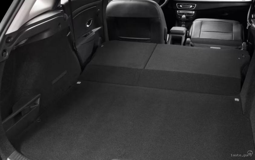 Багажник Renault Megane III Estate з піднятим другим рядом і роздільною задньою спинкою