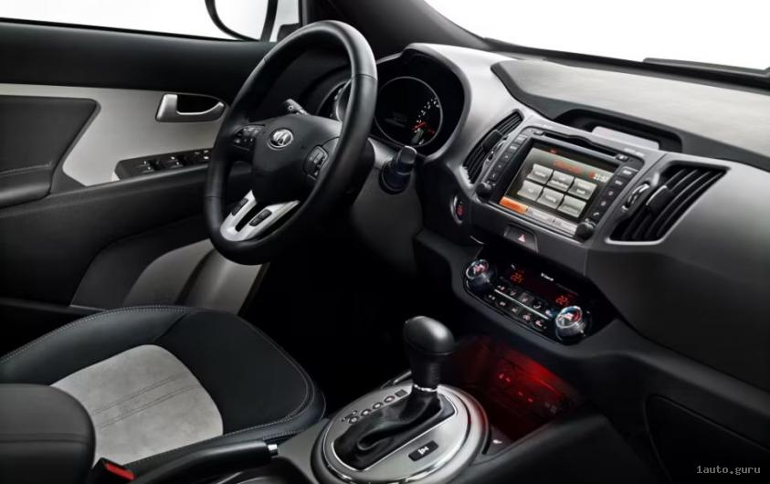 Інтер’єр Kia Sportage III SL: передня панель, селектор шестиступеневої АКПП та водійське крісло
