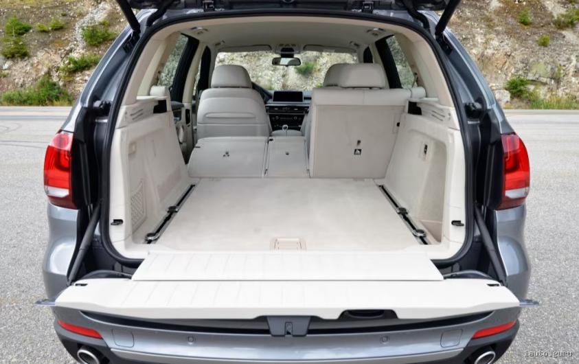 Багажник BMW X5 F15 xDrive30d з відкритою нижньою секцією дверей та частково складеними спинками