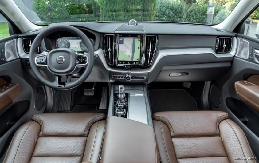 Інтер’єр Volvo XC60 II T8: вертикальний екран Sensus, передня панель та селектор трансмісії