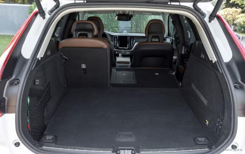 Багажник Volvo XC60 II T8 із частково складеними спинками другого ряду