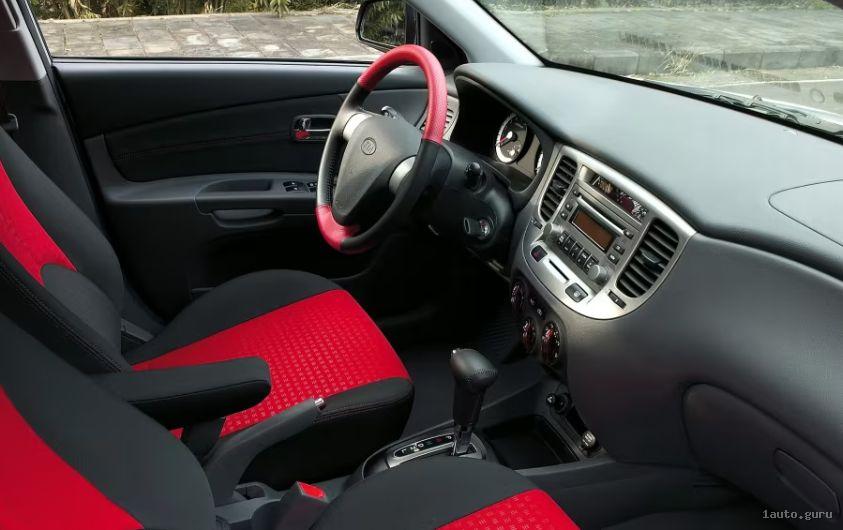 Салон Kia Rio JB з лівим кермом і селектором автоматичної коробки передач