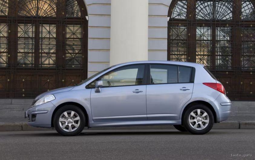 Nissan Tiida C11 після оновлення: п’ятидверний хетчбек у профіль