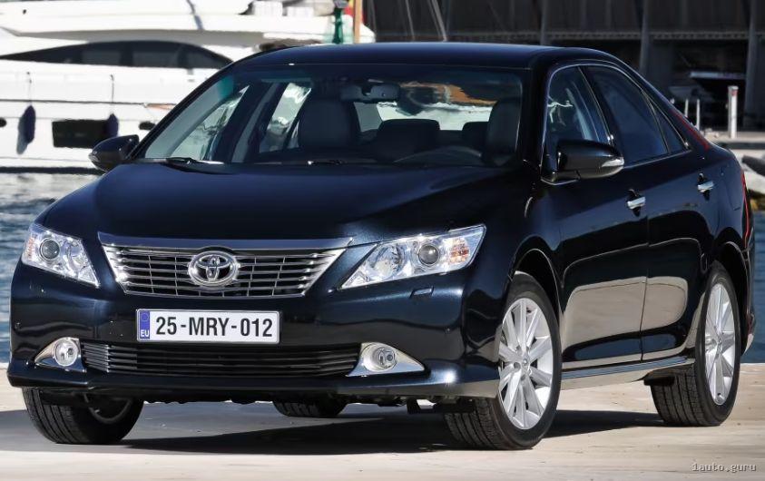 Toyota Camry XV50 до рестайлінгу: седан спереду в три чверті