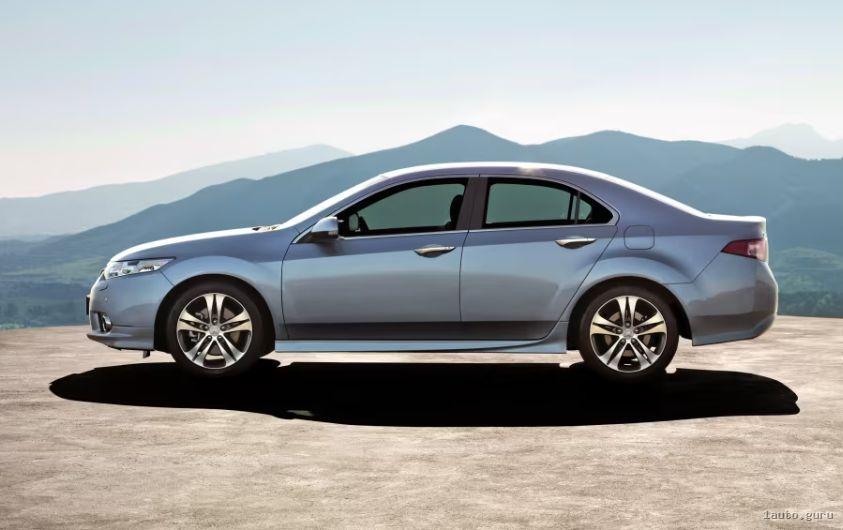 Європейська Honda Accord VIII CU після рестайлінгу у профіль