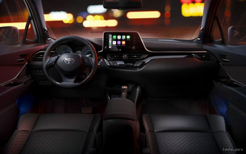 Інтер’єр Toyota C-HR Hybrid першого покоління після рестайлінгу